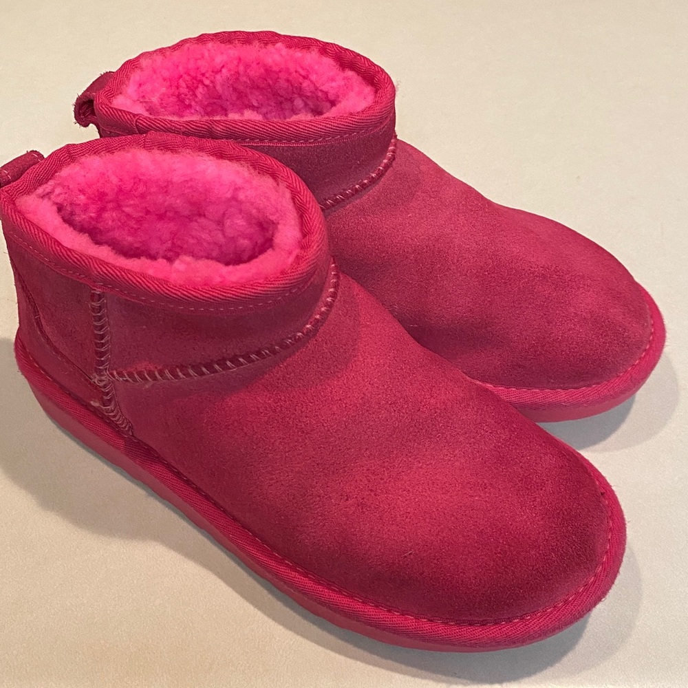 UGG ULTRA MINI Boots Booties Dark Peony GUC Womens Sz 6